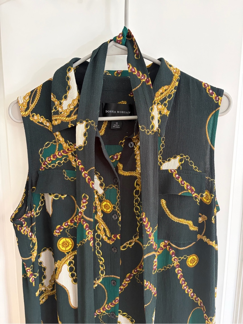 Donna Morgan Emerald Green Sleeveless Tie-Neck Blouse with Gold Chain Print